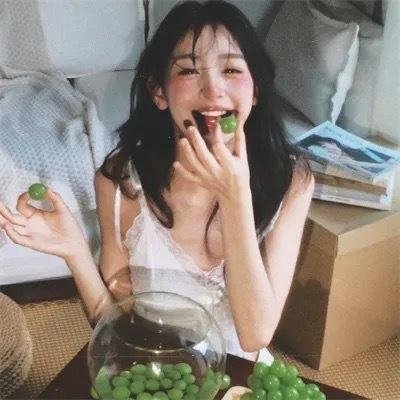 偷偷接吻